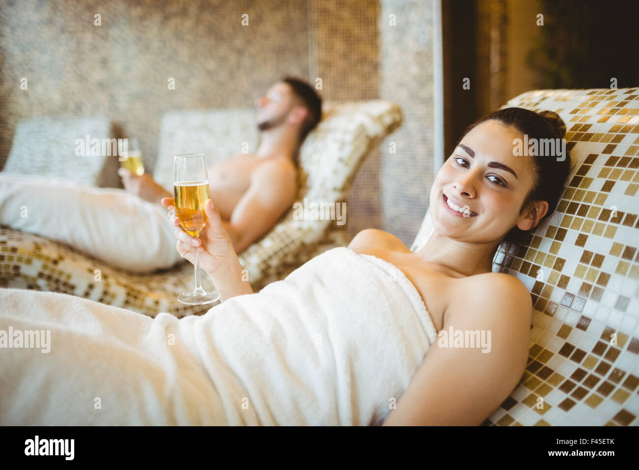 Uomo e donna che mantiene i bicchieri di champagne Foto Stock