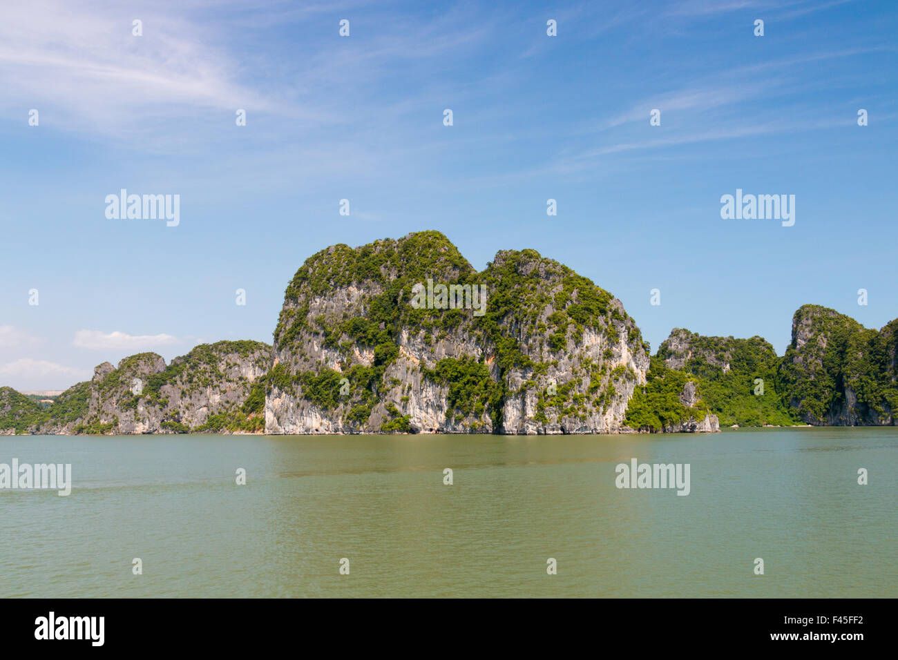 Antiche isole calcaree nella baia di Bai tu Long, parte della baia di ha Long, patrimonio dell'umanità dell'UNESCO, Vietnam, Asia Foto Stock