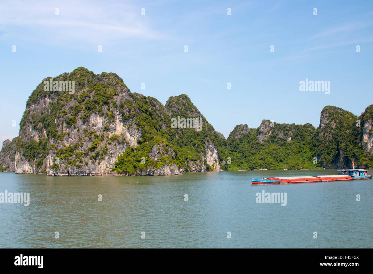 Isole e isolotti di pietra calcarea nella baia di Bai tu Long, parte della baia di ha Long, patrimonio dell'umanità dell'UNESCO, Vietnam, Asia Foto Stock