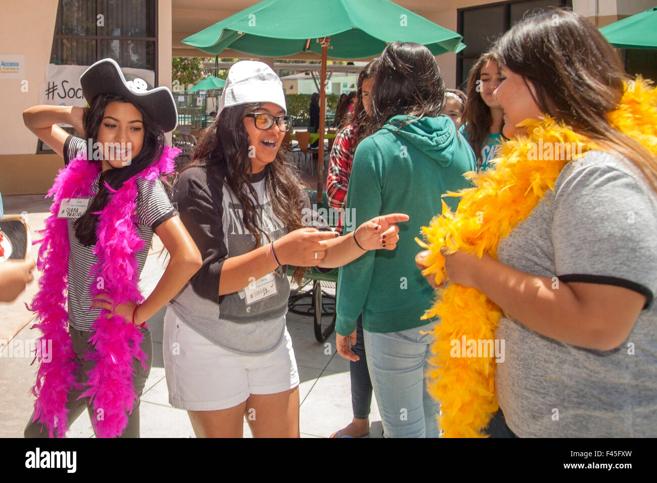 Ispanico ragazze teenager di Anaheim, CA, provare sui costumi per una scuola photo shoot. Foto Stock