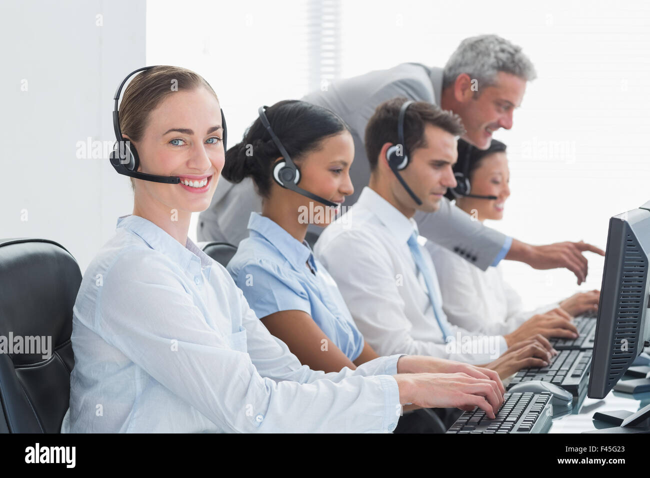 Manager il controllo dei suoi colleghi lavora Foto Stock