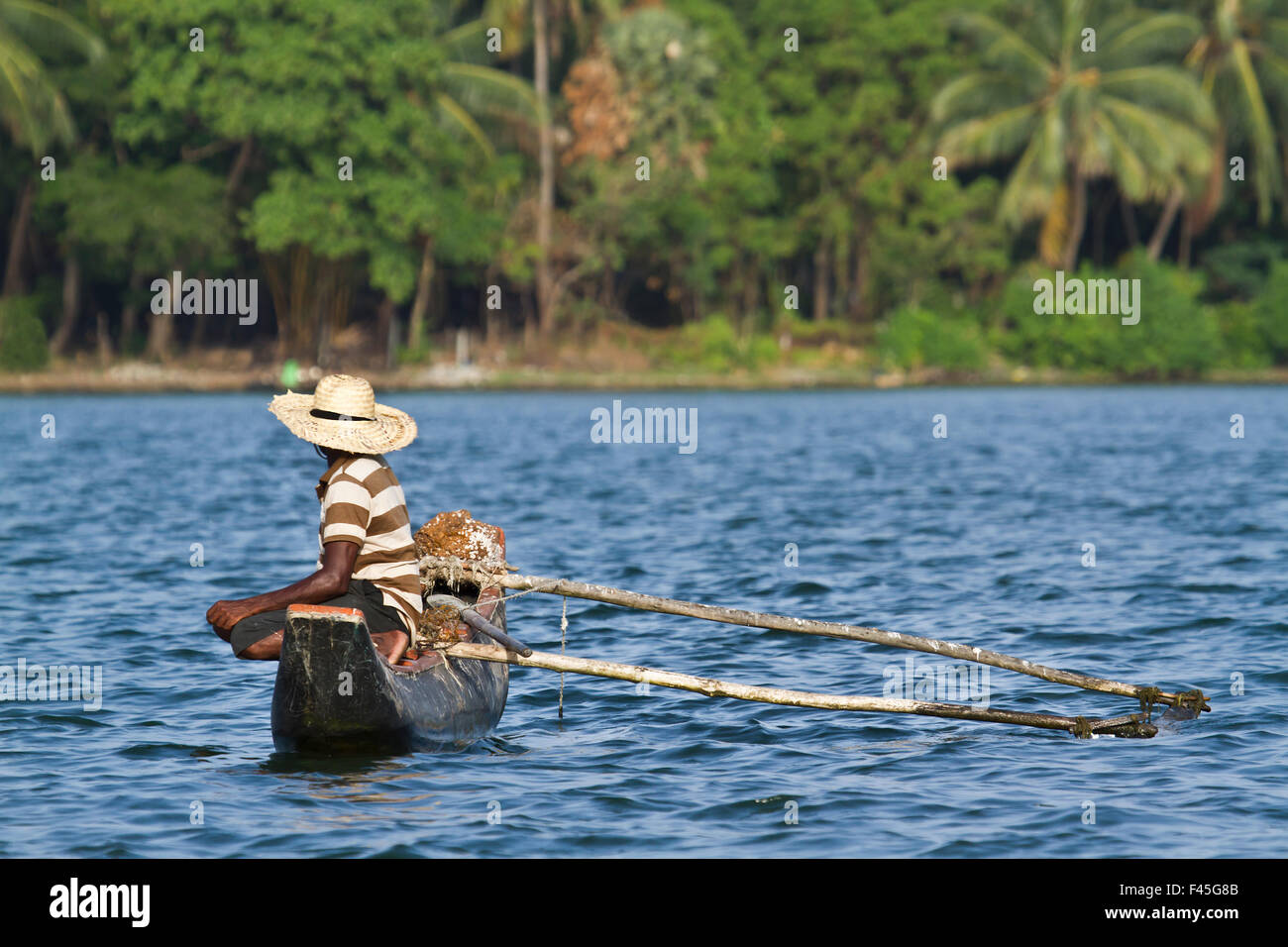 Pescatore tradizionale in piroga, Sri Lanka Foto Stock