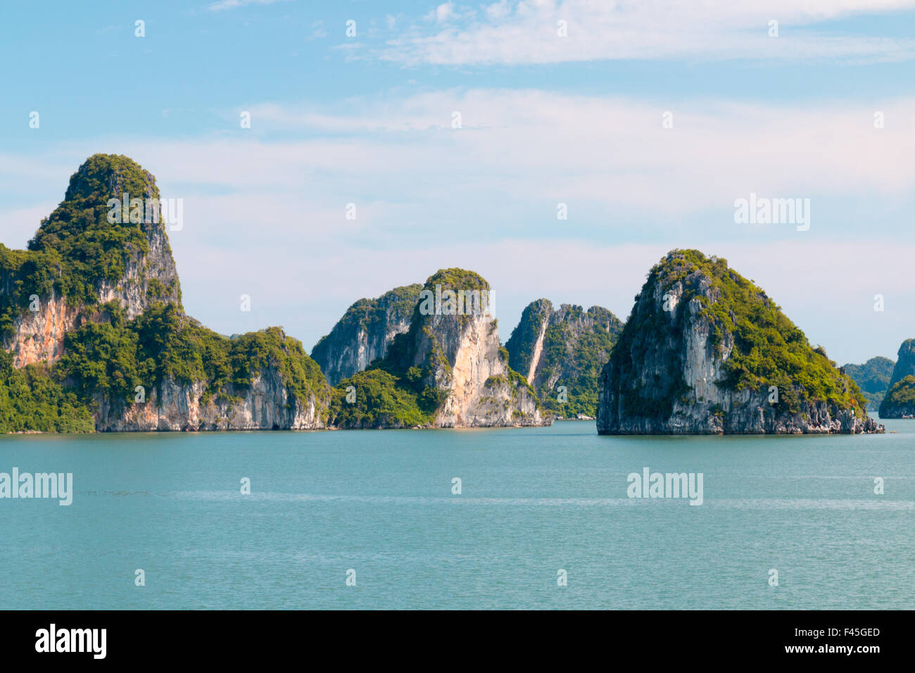 Isole e isolotti di pietra calcarea nella baia di Bai tu Long, parte della baia di ha Long, patrimonio dell'umanità dell'UNESCO, Vietnam, Asia Foto Stock