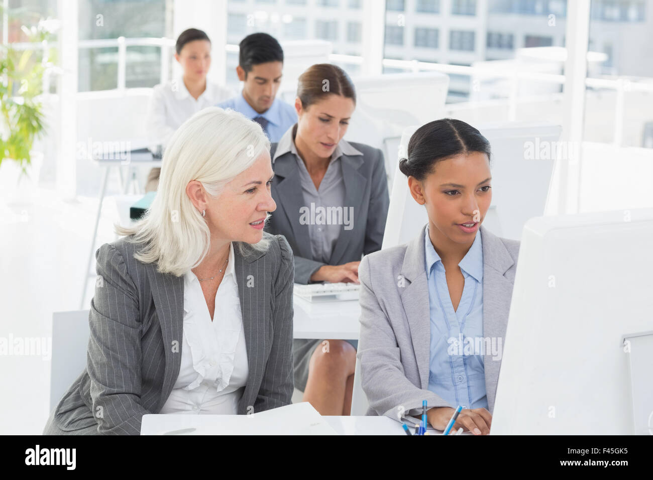 Imprenditrice controllare i suoi colleghi funziona Foto Stock