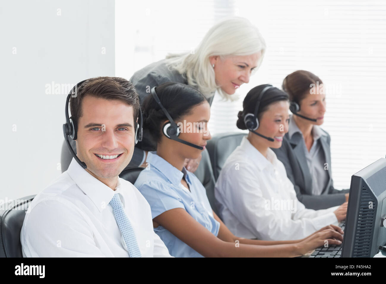 Imprenditrice controllare i suoi colleghi funziona Foto Stock