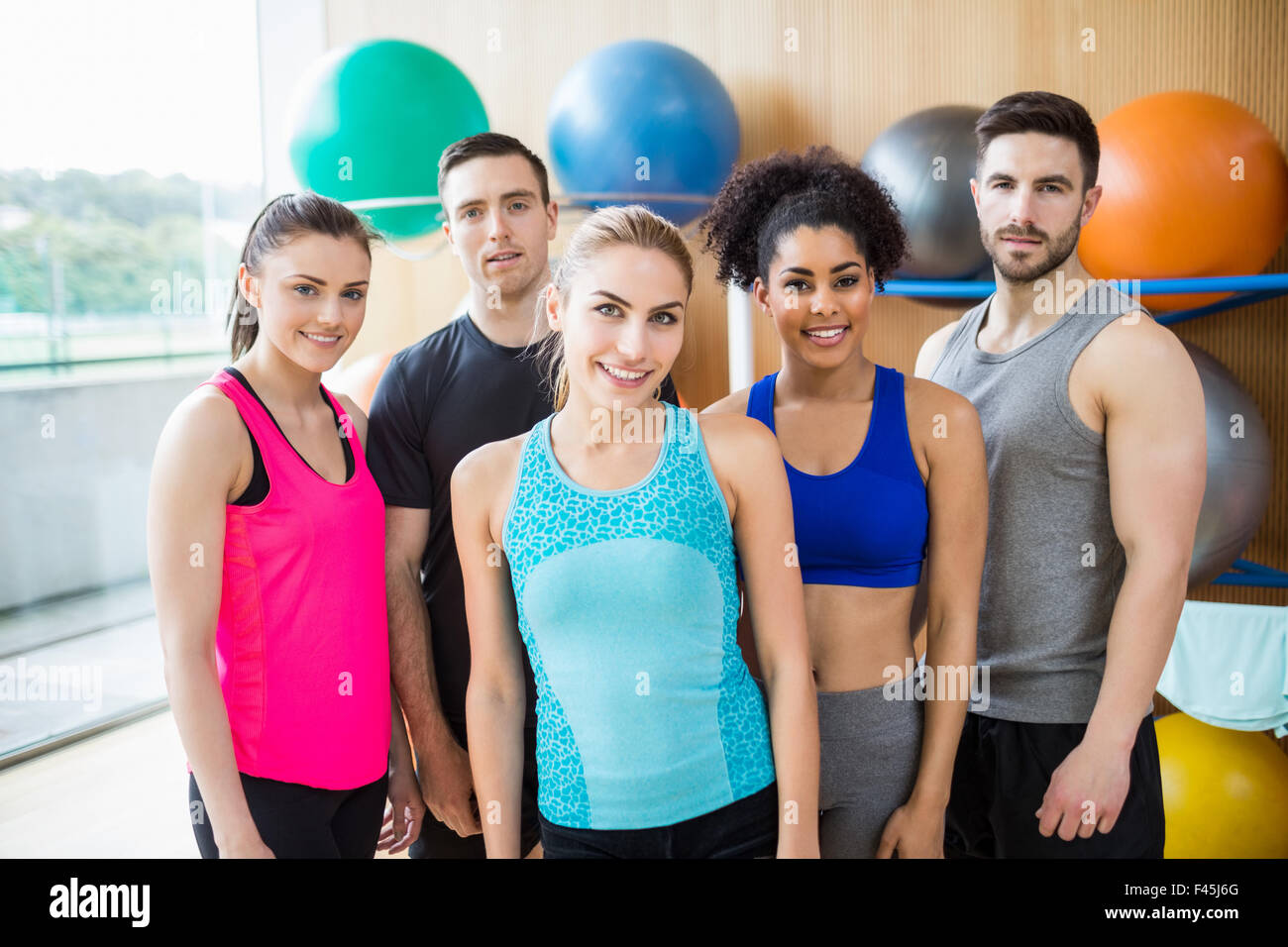 Lezione di fitness sorridente in telecamera in studio Foto Stock