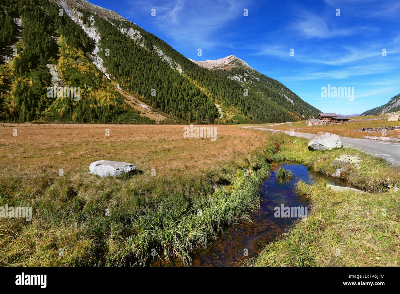 La pittoresca valle alpina Foto Stock
