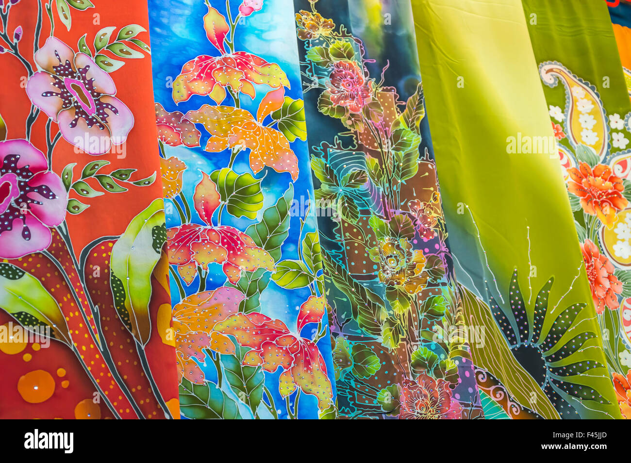 Massa prodotti tessili colorate in un tradizionale mercato orientale in Malesia Foto Stock