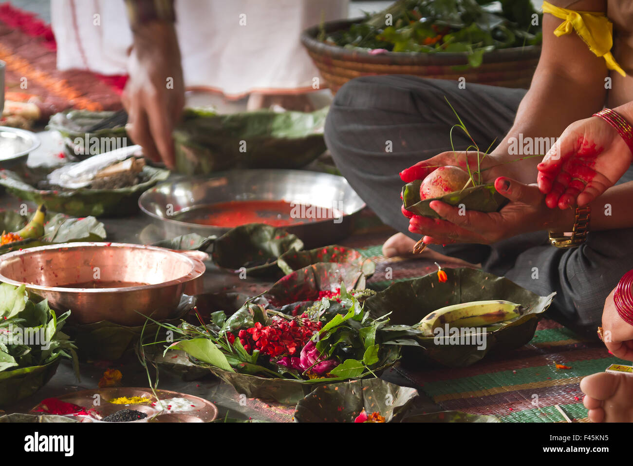 Brahman offerta durante il mantra indù puja nepalese Foto Stock