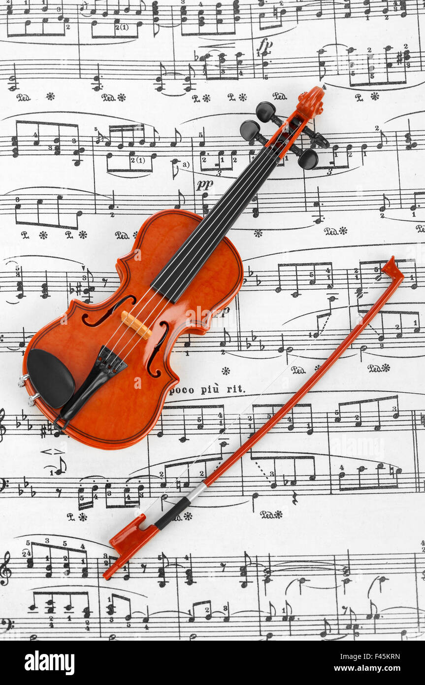 musica classica retrò violino string con musica vecchia foglio di note su  legno di quercia vecchio sfondo. musica classica romantica valentines da  Foto stock - Alamy