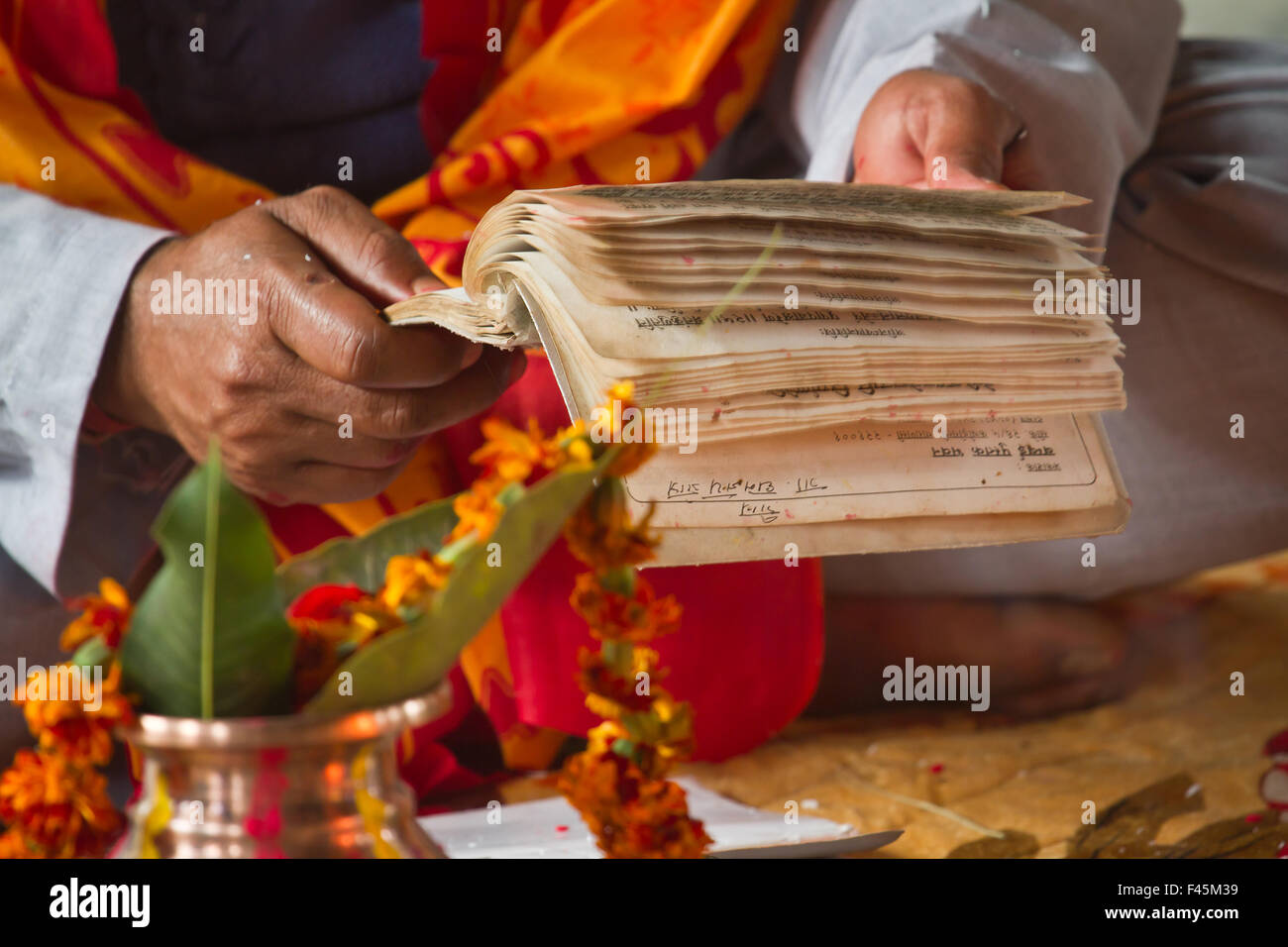 Brahman lettura durante il mantra indù puja nepalese Foto Stock