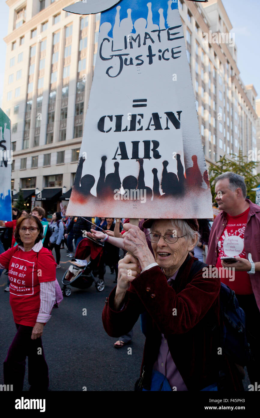 Washington DC, Stati Uniti d'America. 14 ottobre, 2015: centinaia di attivisti del clima si sono riuniti a Washington DC a prendere parte alla giornata nazionale di azione sul clima, chiamato il popolo del clima marzo. Gli attivisti si sono riuniti di Franklin Square e hanno marciato per la American Petroleum Institute su K St., dove gli attivisti in scena il teatro di strada e ha intonato il clima e la democrazia di slogan. Credito: B Christopher/Alamy Live News Foto Stock