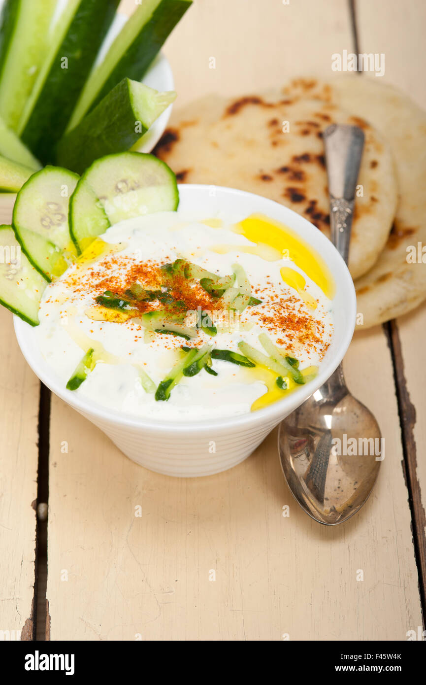 Araba in medio oriente lo yogurt di capra e insalata di cetrioli Foto Stock