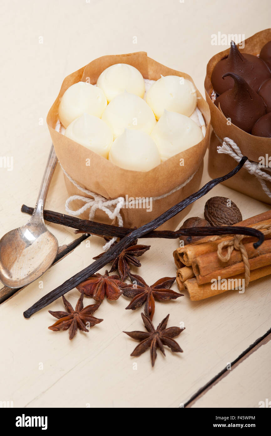Cioccolato vaniglia e spezie crema dessert torta Foto Stock