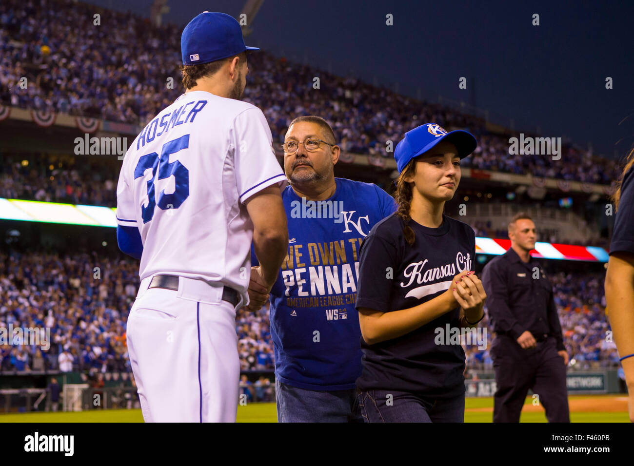 Kansas City, MO, Stati Uniti d'America. Xiv oct, 2015. Eric Hosmer #35 dei Kansas City Royals parla con la famiglia di un vigile del fuoco KCFD morto lunedì notte prima del gioco 5 della serie divisionale Playoff tra Houston Astros e il Kansas City Royals presso Kauffman Stadium di Kansas City, MO. Kyle Rivas/CSM/Alamy Live News Foto Stock