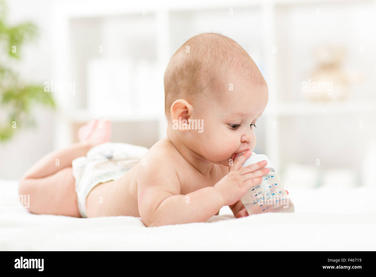 Graziosa bambina acqua potabile da bottiglia Foto Stock