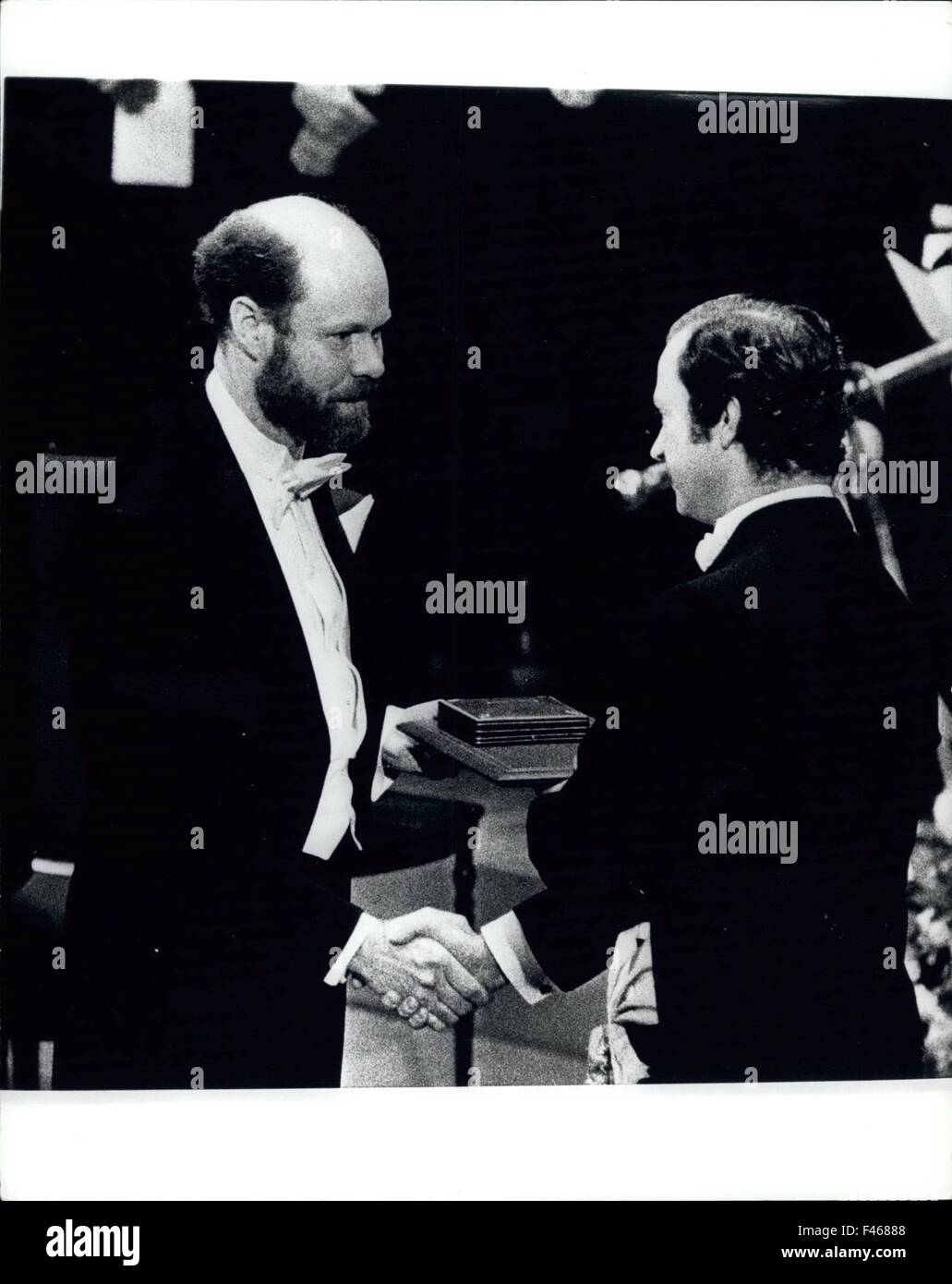 Dicembre 1978 - Premio Nobel 1978. La foto mostra: fisico Robert Wilson riceve la fisica condivisa premio da Re Carlo Gustavo di Svezia a Stoccolma. © Keystone Pictures USA/ZUMAPRESS.com/Alamy Live News Foto Stock