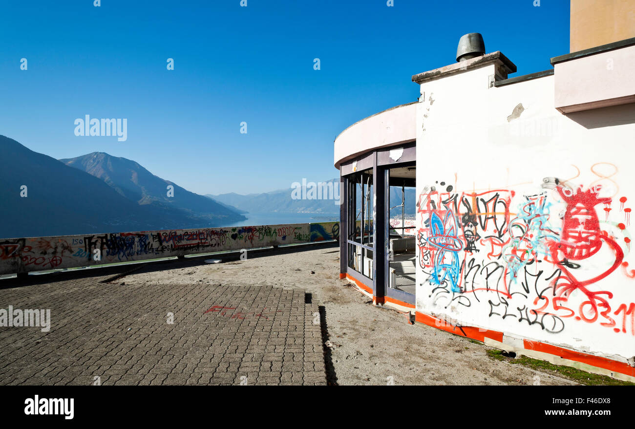 Vecchio edificio danneggiato da vandali, terrazza, vista panoramica Foto Stock