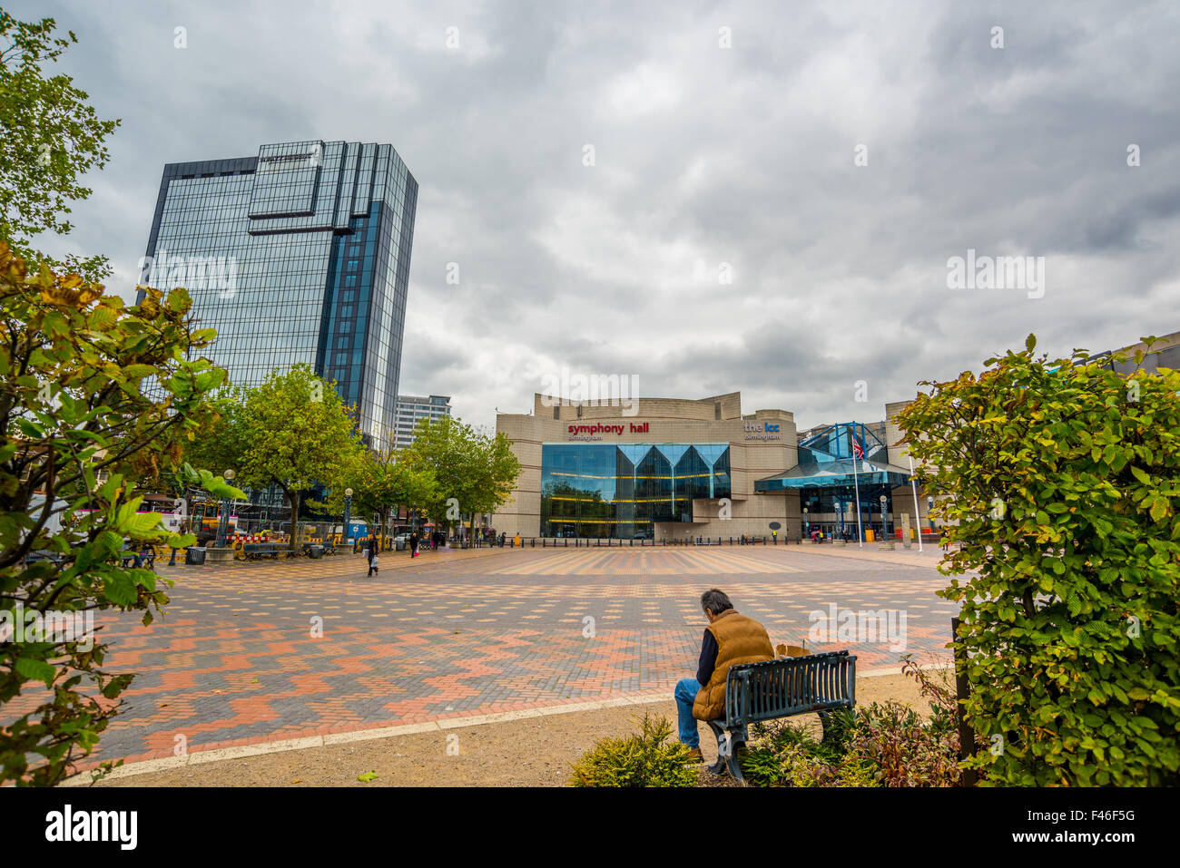 Una vista della Symphony Hall in Centenary Square Birmingham City West Midlands, Regno Unito Foto Stock