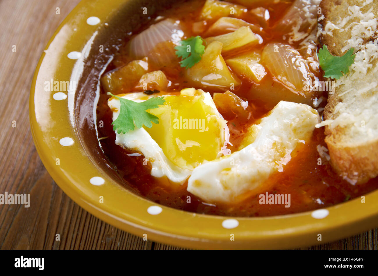 Acquacotta - zuppa in cucina italiana che era originariamente un cibo contadino.originato in costiera sono il sud della Toscana. Foto Stock