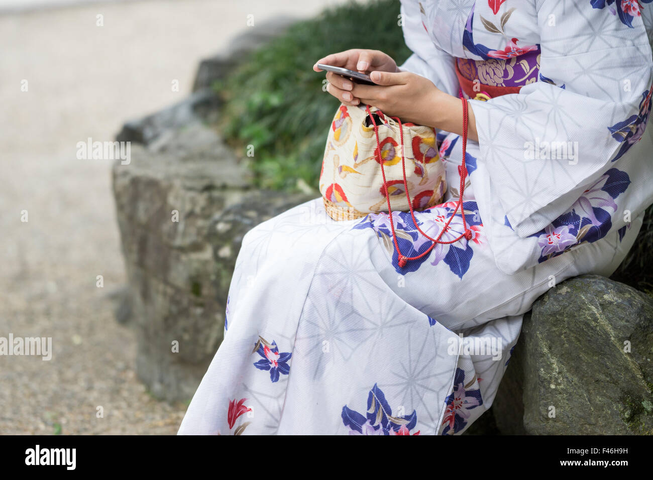 Vecchie e nuove tradizioni, donna giapponese con telefono moderno Foto Stock