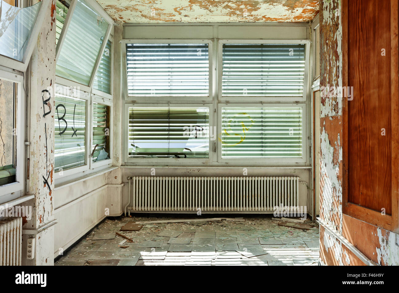 Vecchia casa abbandonata, finestre con tapparella rotto Foto Stock