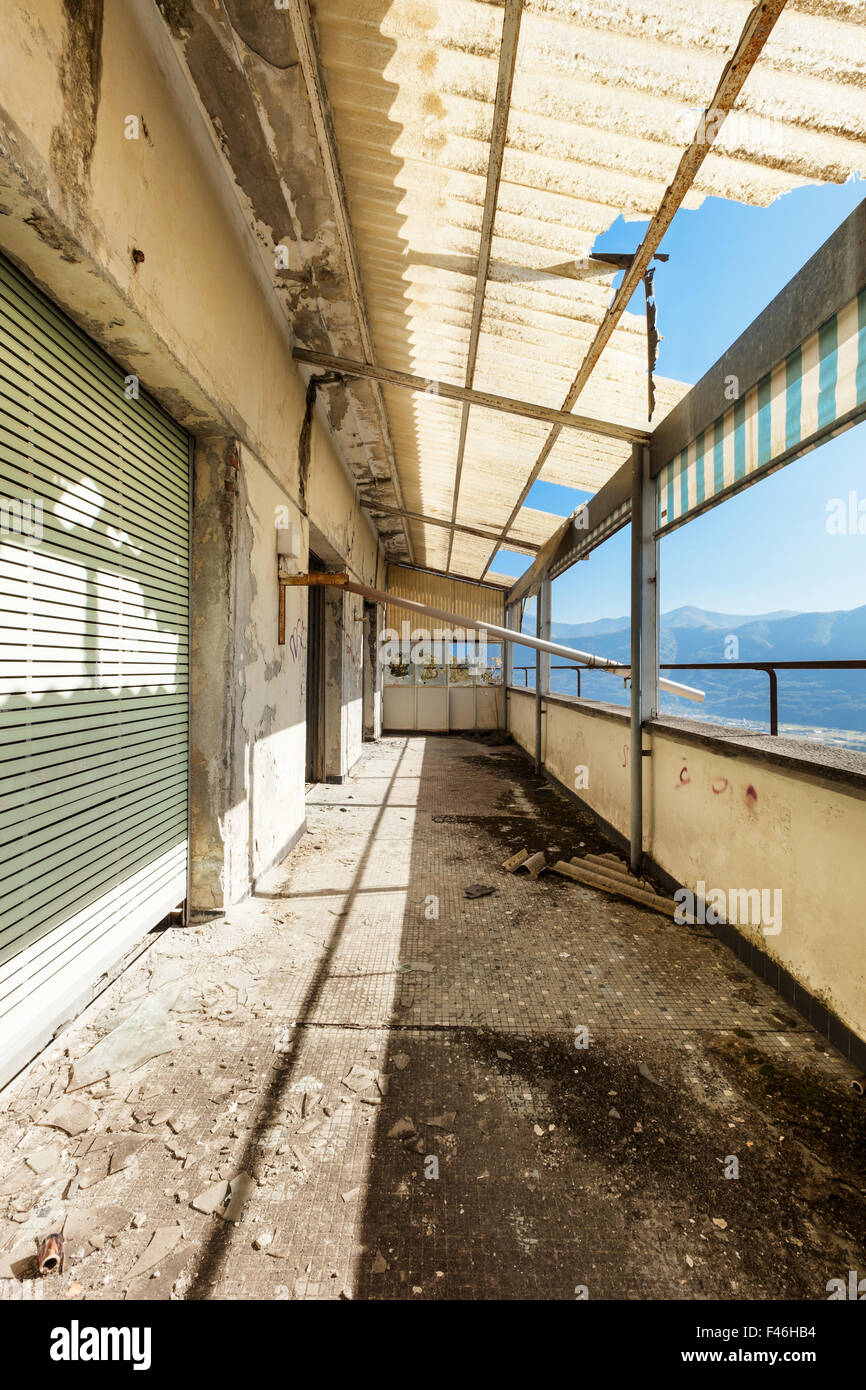 Vecchio edificio distrutto, grunge balcone Foto Stock