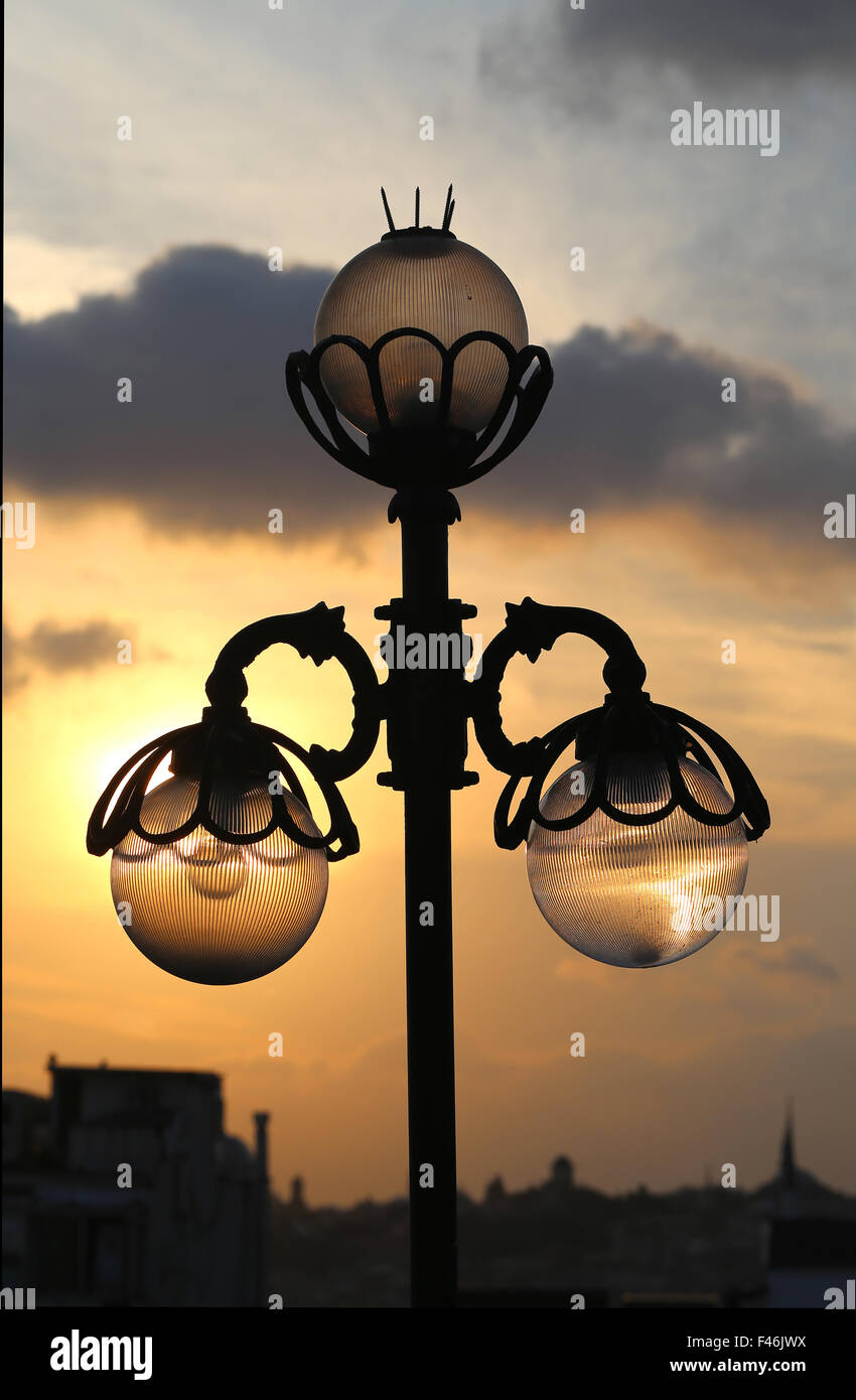 Bel tramonto con luce brillante in campo rustico Foto Stock