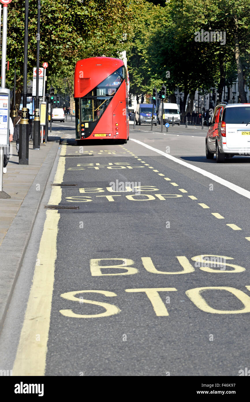 Londra, Inghilterra, Regno Unito. Nuovo Routemaster double decker bus a una fermata di autobus di Whitehall Foto Stock