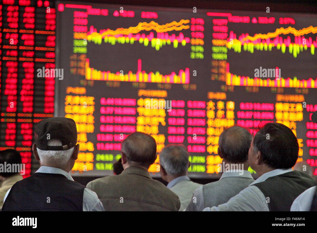 Shanghai. 15 ottobre, 2015. Gli investitori guardano attraverso informazioni di borsa presso una società di titoli mobiliari nell est della Cina di Shanghai, 15 ottobre, 2015. Quote cinese chiuso sensibilmente più elevati di giovedì, con il benchmark Shanghai Composite Index fino 2.32 percento per terminare in corrispondenza di punti 3,338.07. Il più piccolo indice di Shenzhen advanced 3.01 percento per chiudere a 11,229.38 punti. Credito: Zhuang Yi/Xinhua/Alamy Live News Foto Stock