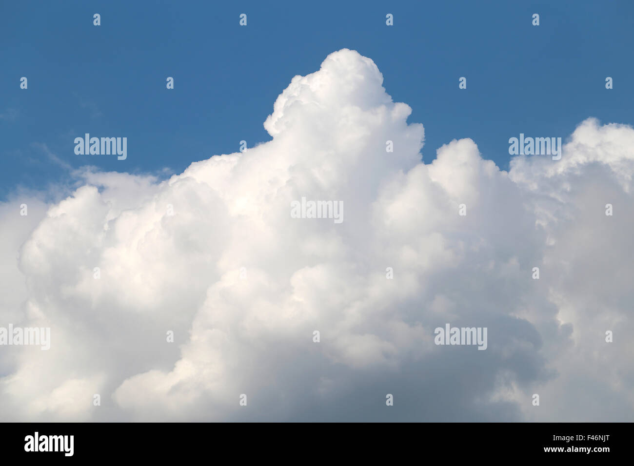 Interessanti foto nuvole bianche su un cielo blu Foto Stock