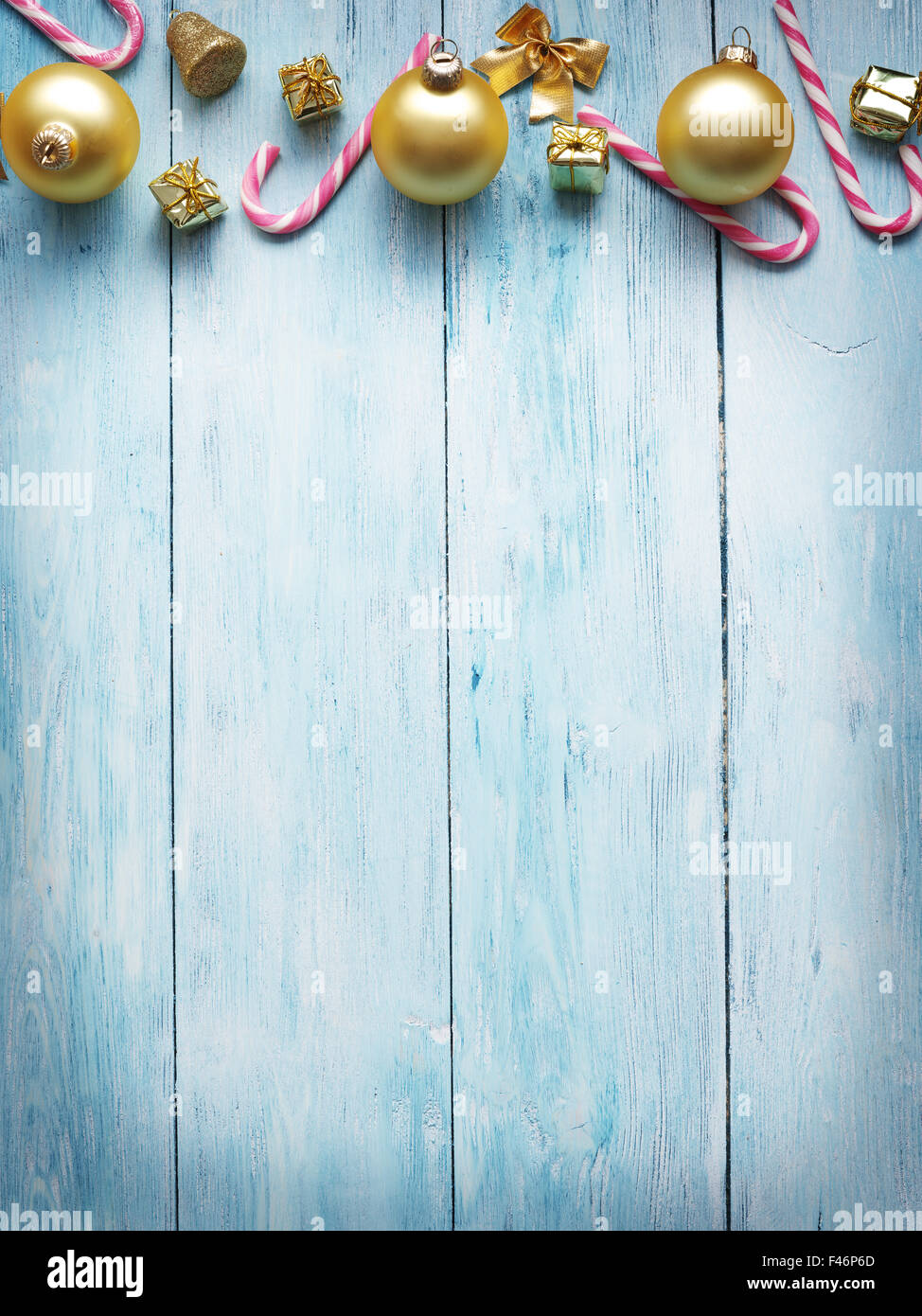 Candy canes sul blu sullo sfondo di legno. Foto Stock