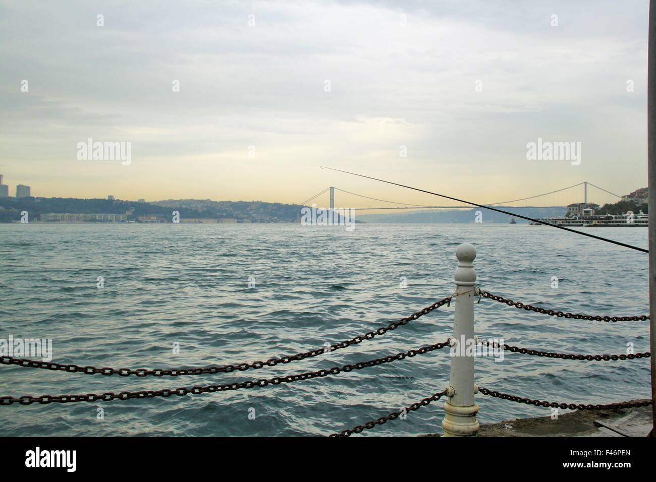 Istanbul. Vista (e pesca) da Uskudar (area asiatica).Ponte sul Bosforo Foto Stock