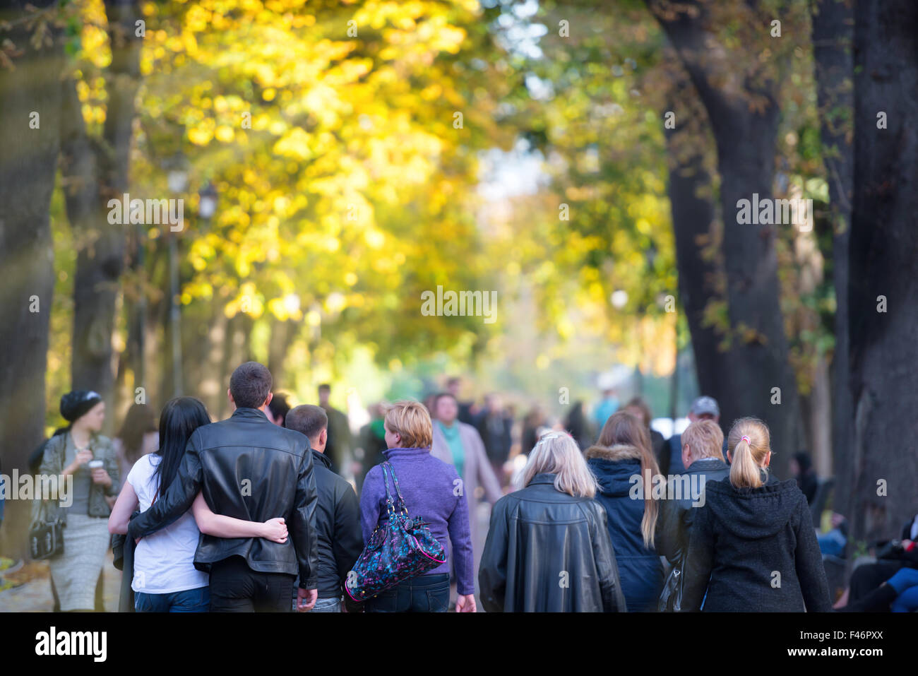 La gente a piedi nel parco Foto Stock