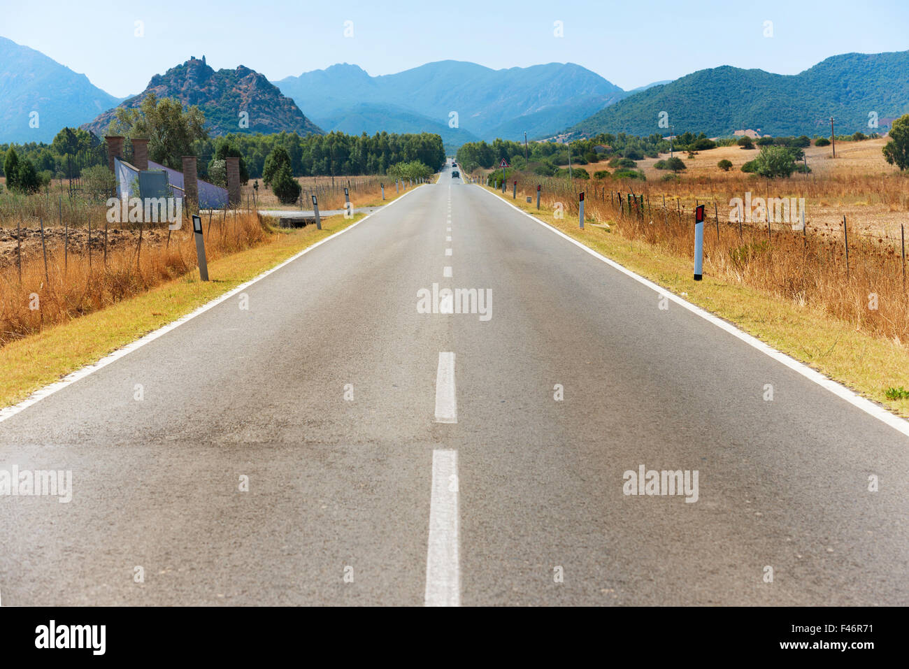 Autostrada strada con montagne all orizzonte Foto Stock