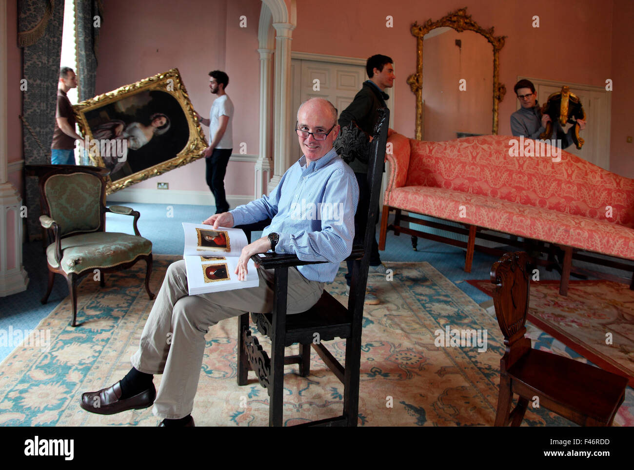 James O'Halloran di Adam's Fine Art Auction House di supervisionare il paese collezioni vendita a Slane Castle Foto Stock
