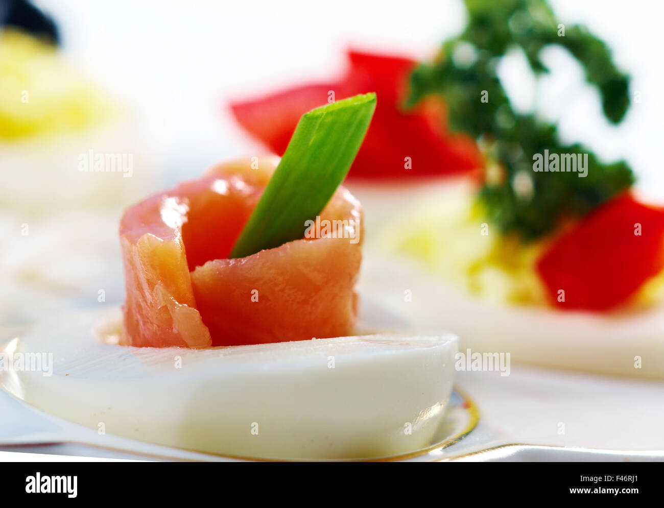 Uova ripiene con salmone Foto Stock
