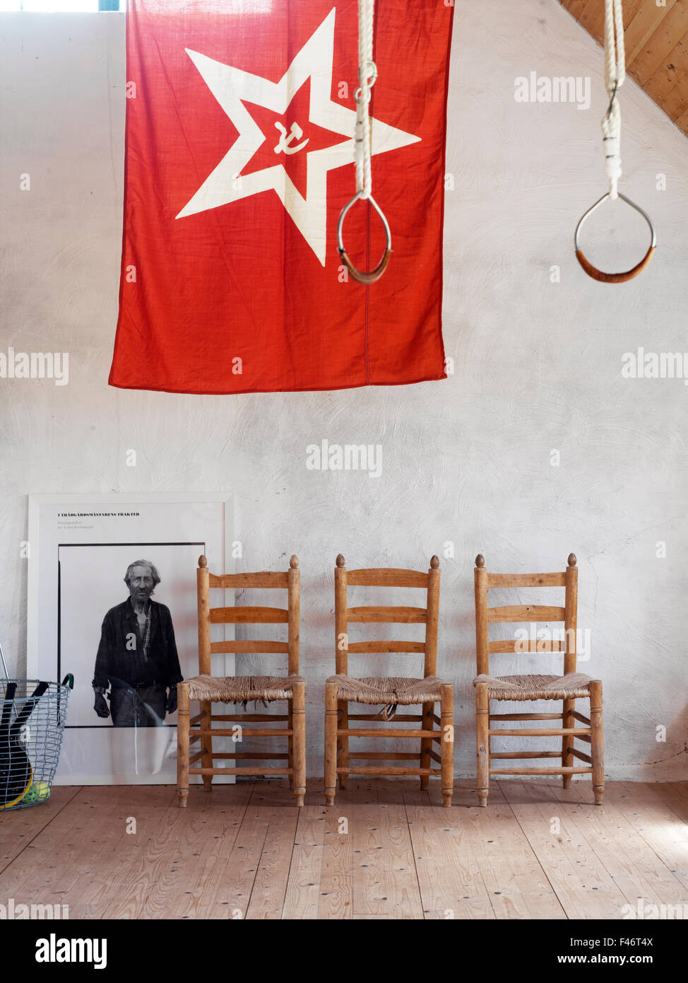 Home interno, un tetto spiovente in un livingroom, Svezia. Foto Stock