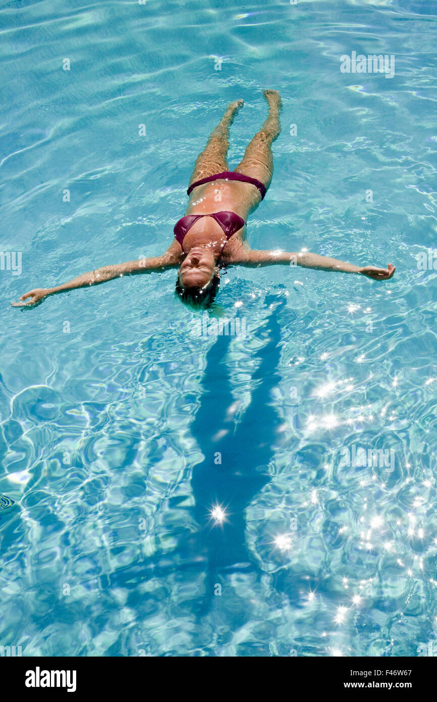 Una donna scandinavo in una piscina in vacanza a Cipro. Foto Stock