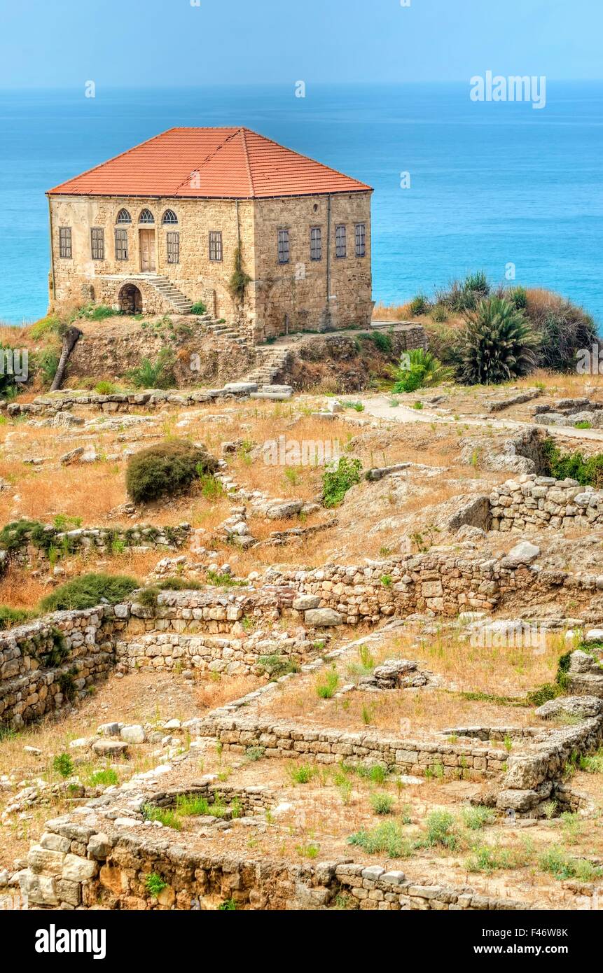 I resti di una tradizionale casa libanese all'antica e storica del sito dei crociati nel castello di Byblos, Libano. È un Foto Stock