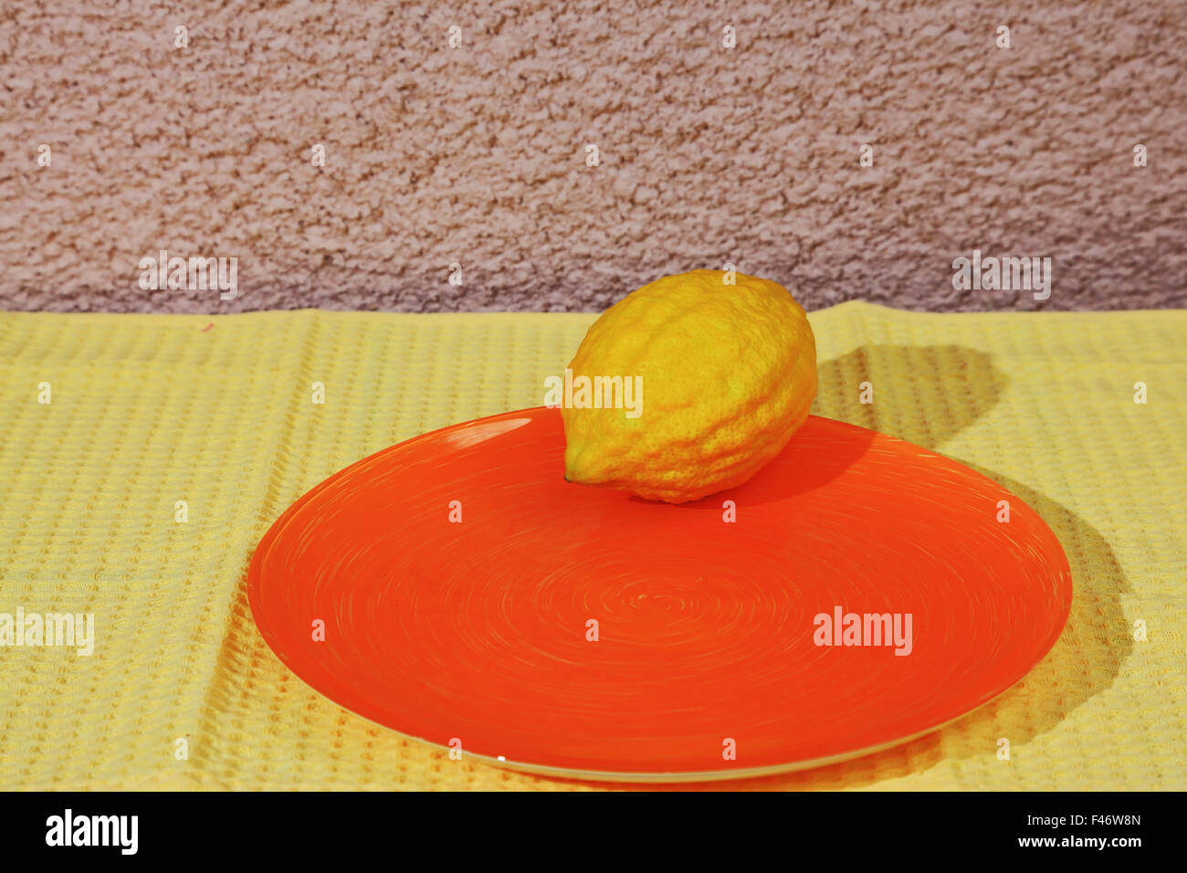 Rituale di frutta - citron sulla piastra arancione Foto Stock