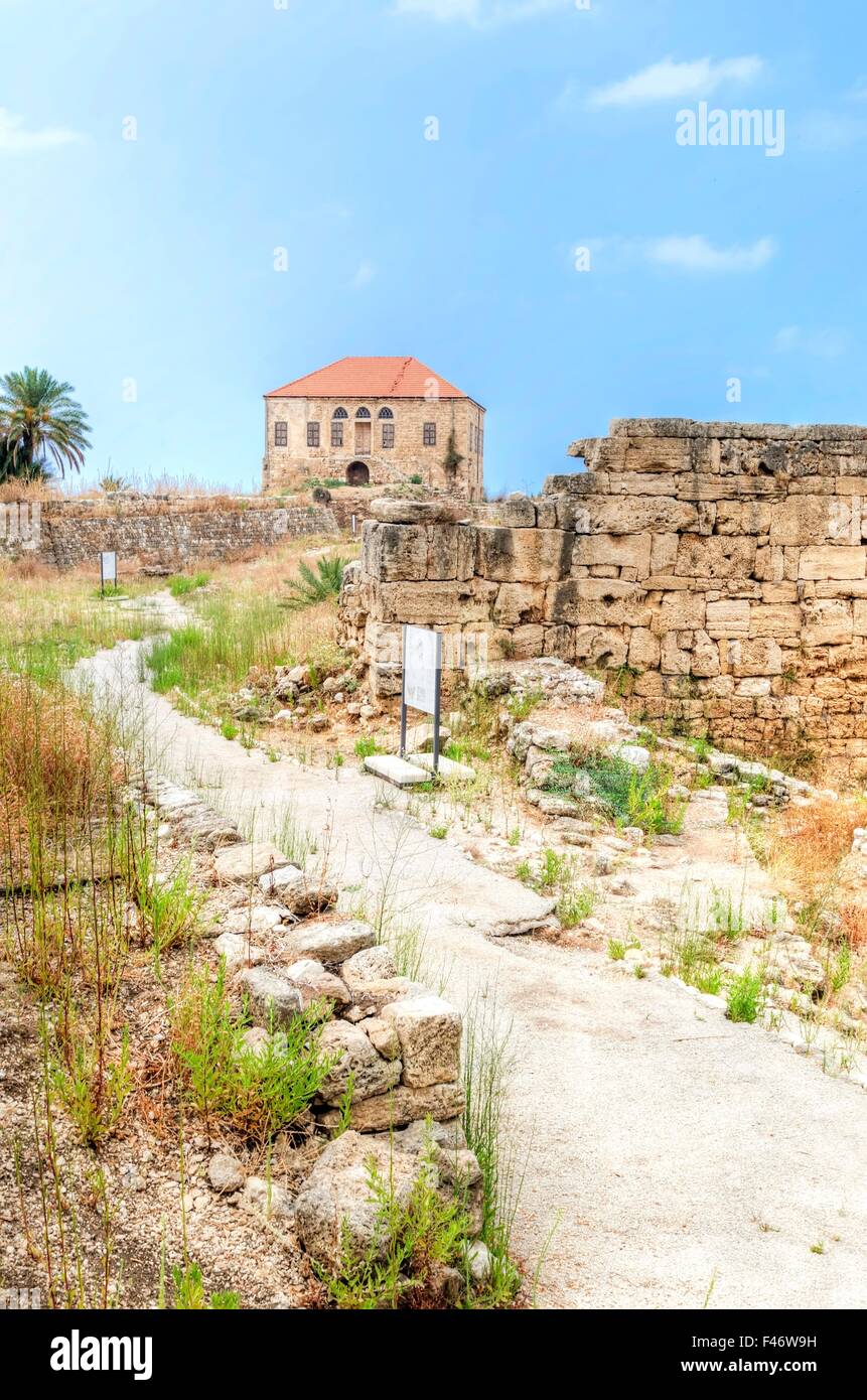 I resti di una tradizionale casa libanese all'antica e storica del sito dei crociati nel castello di Byblos, Libano. È un Foto Stock