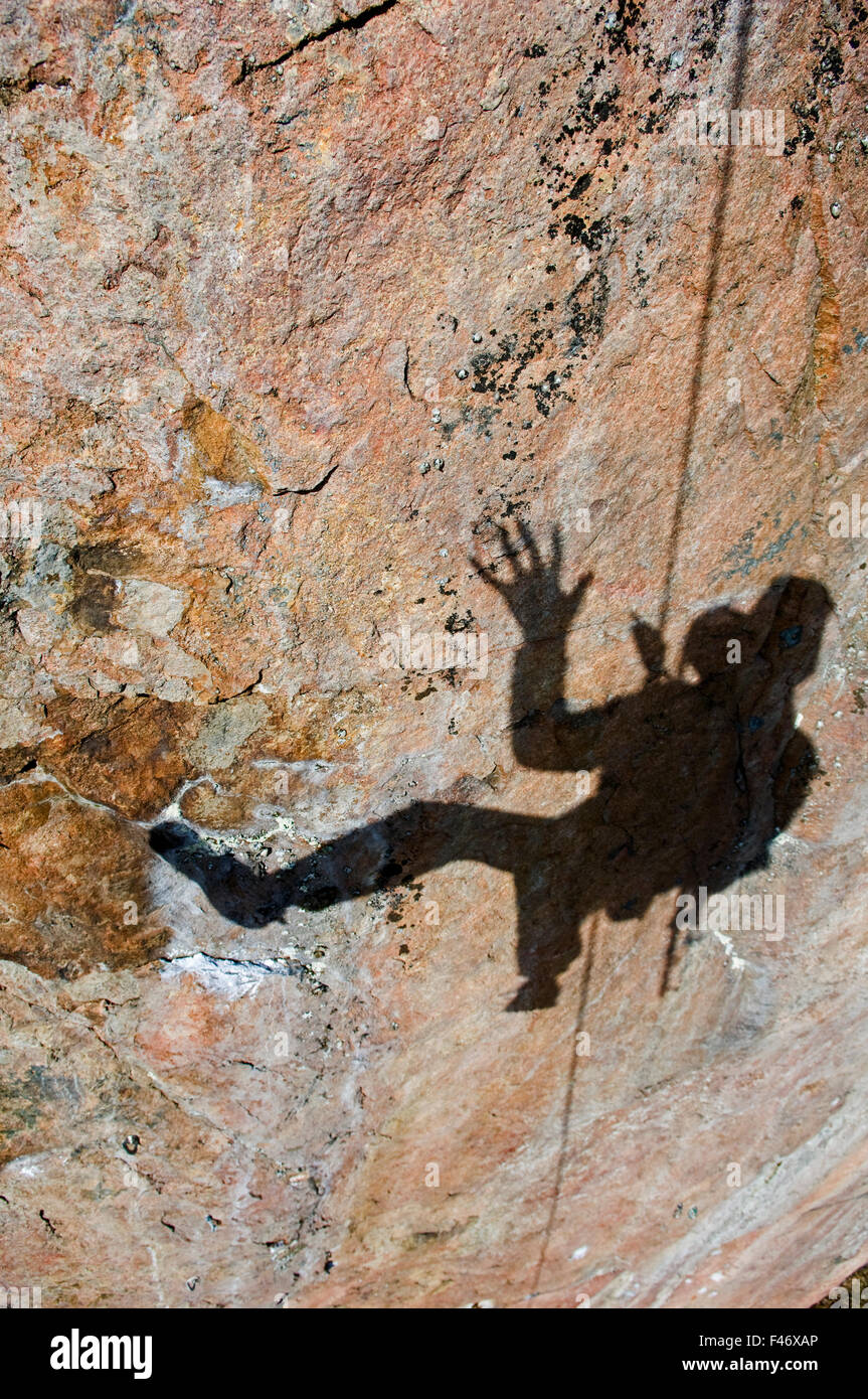 Uno scalatore su una parete di roccia, Svezia. Foto Stock