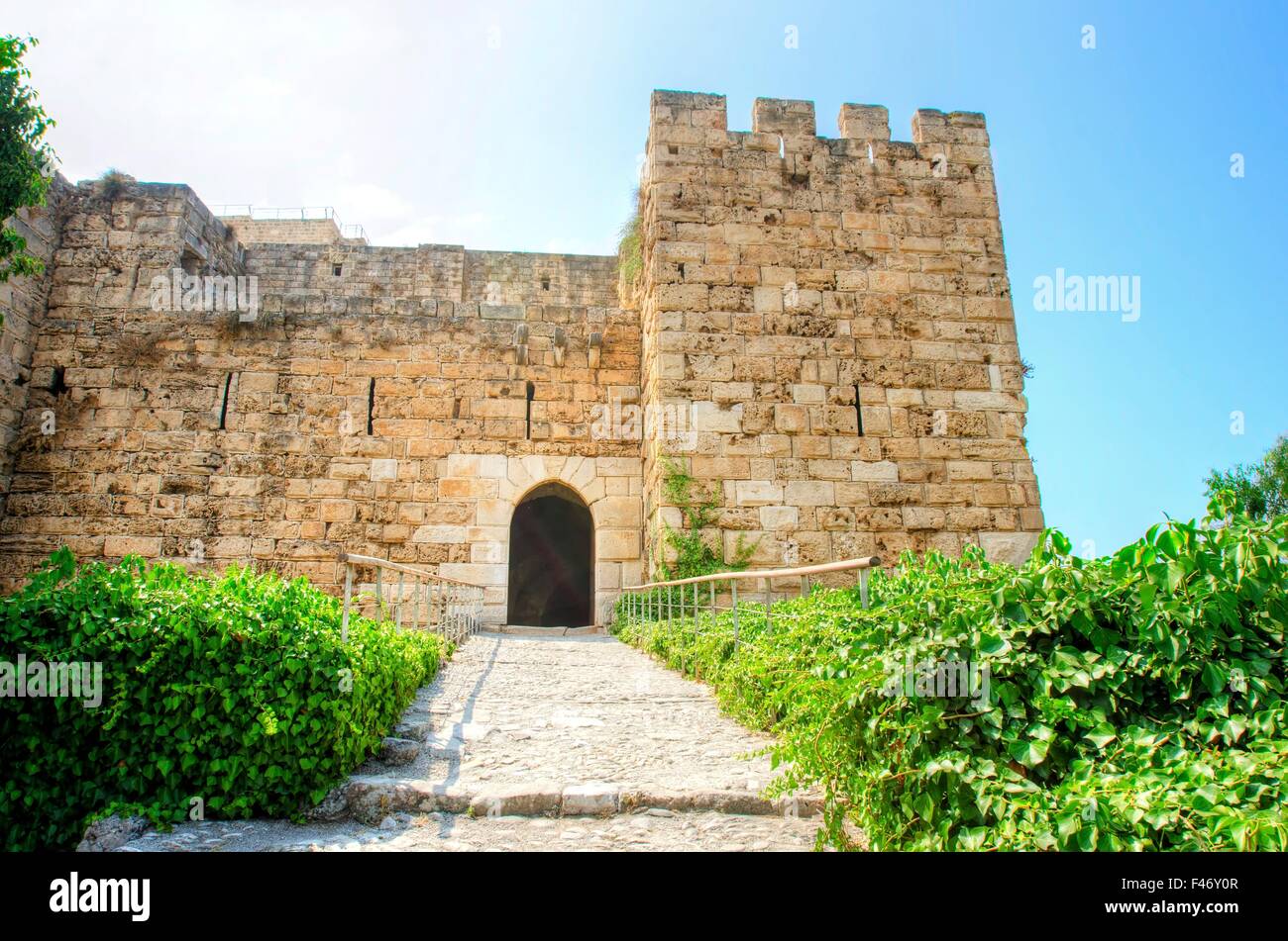 L'ingresso dei crociati' castello nell'antica città di Byblos in Libano. Una vista dell'esterno e lo scalone che porta Foto Stock