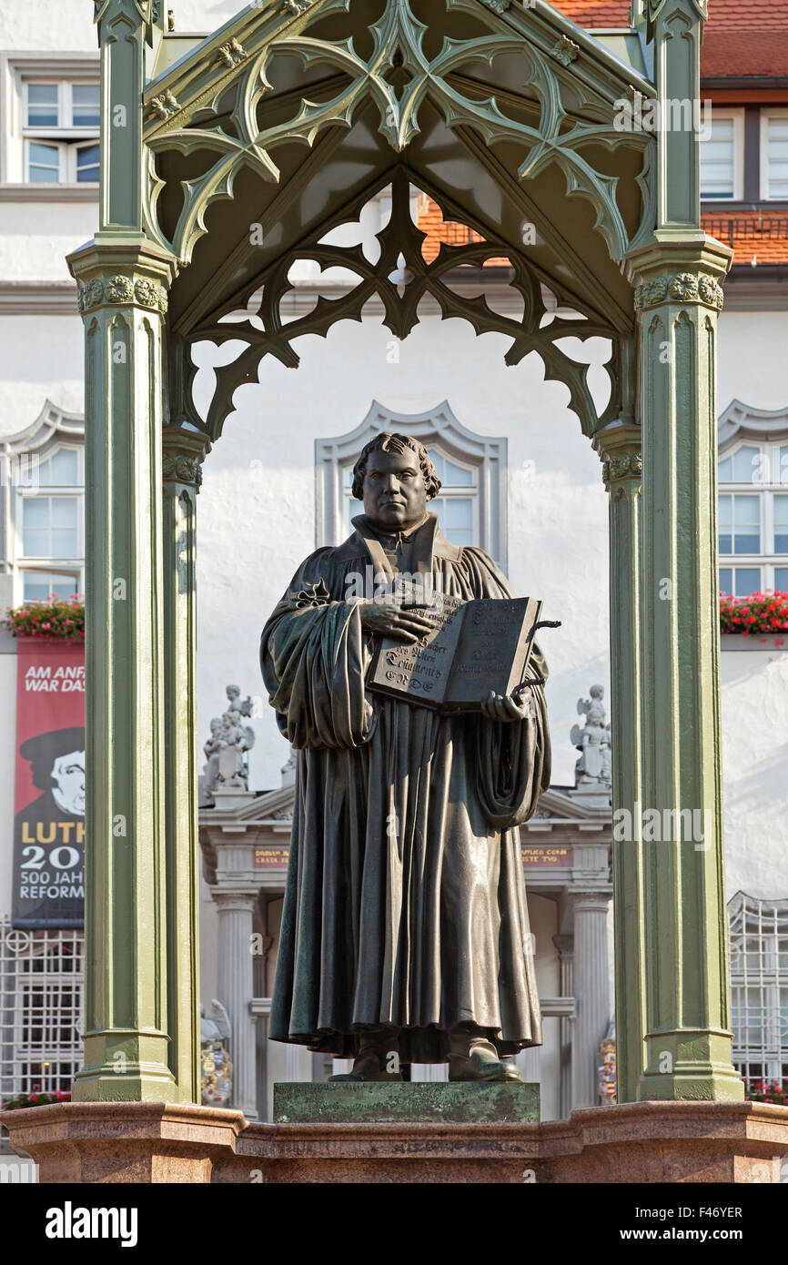 Monumento a Martin Lutero di fronte al municipio, Wittenberg, Sassonia-Anhalt, Germania Foto Stock