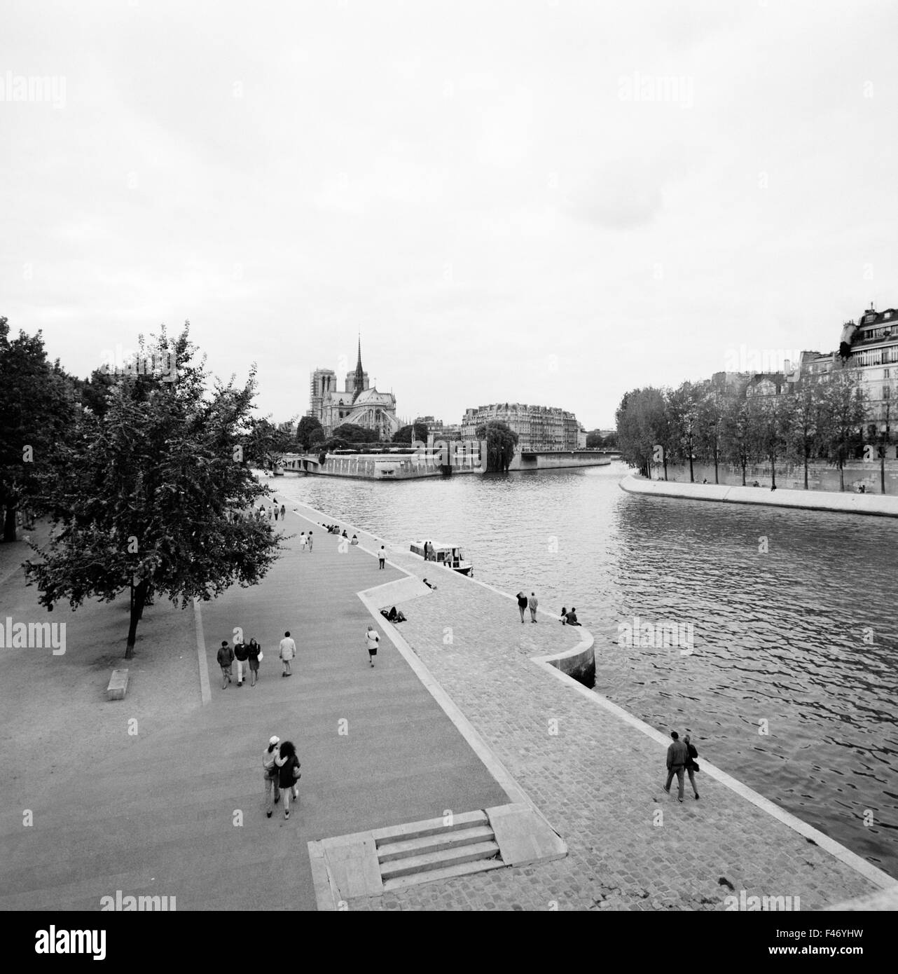 La gente fuori per una passeggiata lungo la Senna, Parigi, Francia. Foto Stock