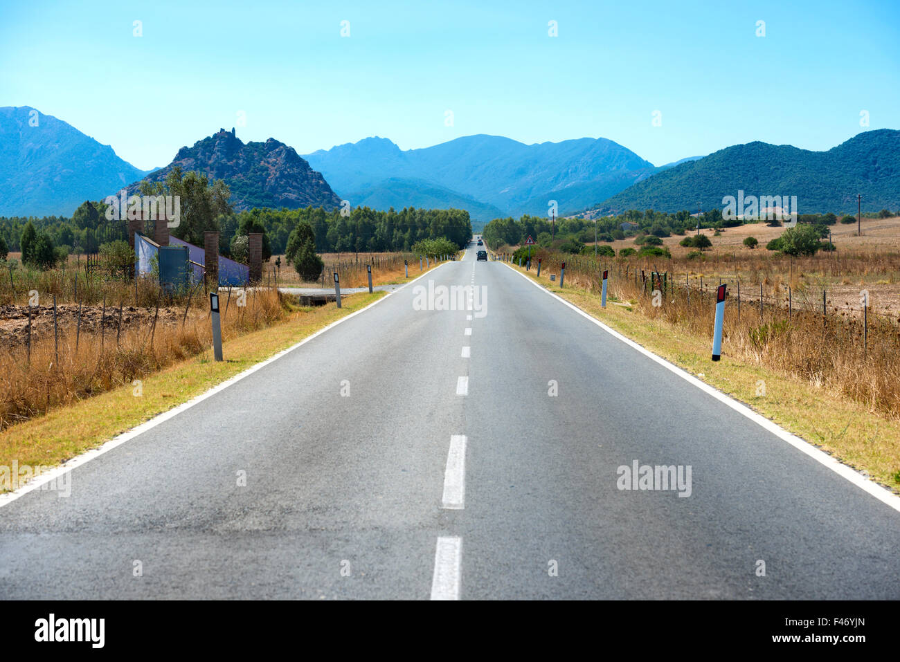 Autostrada strada con montagne all orizzonte Foto Stock