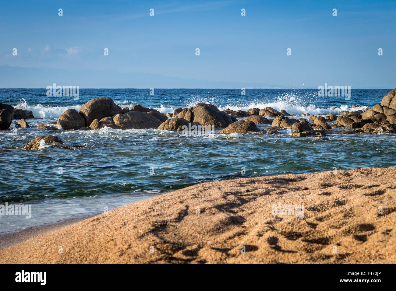 Le onde e le rocce in mare Foto Stock