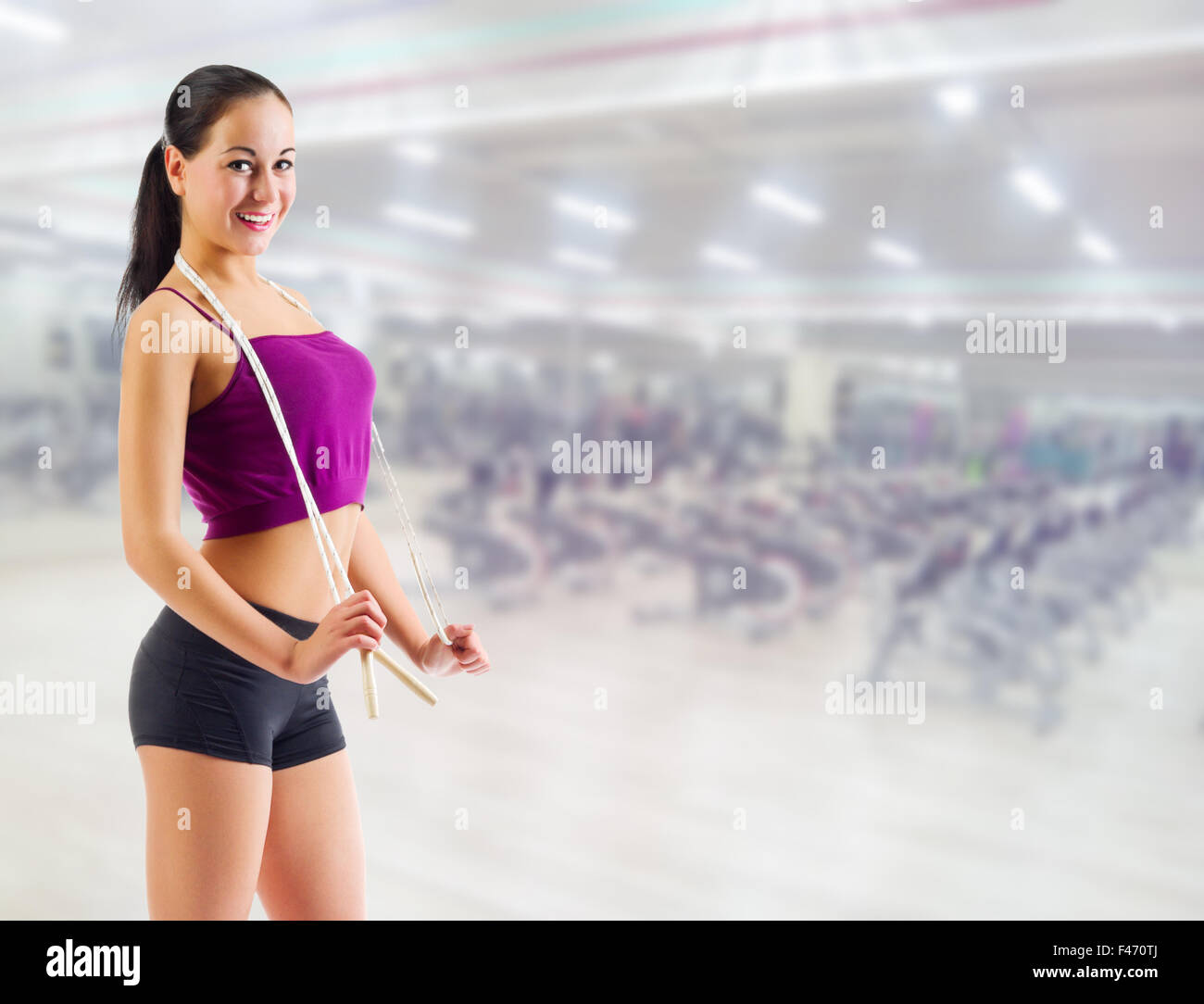 Giovane donna sportiva al fitness club Foto Stock