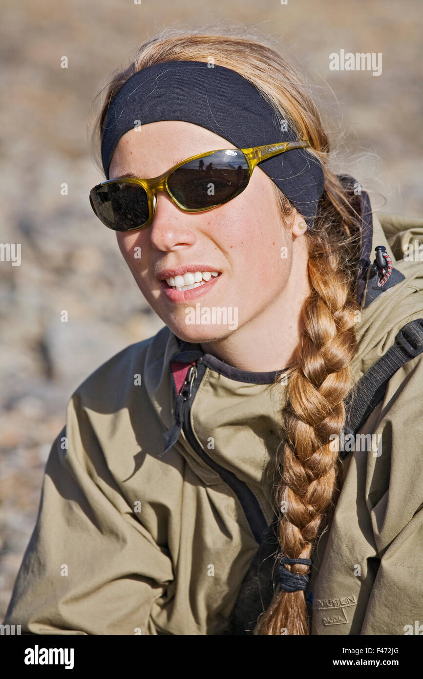 Una giovane donna su un tour escursioni in montagna, isole Svalbard, Norvegia. Foto Stock